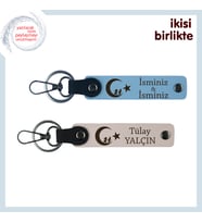 Vatan Temalı Anlamlı Hediye – Çocuk Ve Ayyıldız Kişisel İsimli Anahtarlık Takımı, Gök Mavi-Pudra