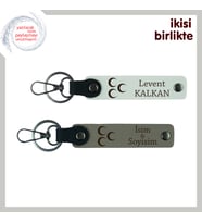 Üç Hilal Deri Anahtarlık Set – Doğum Gününe Özel İsim Yazılabilen Hediye, Beyaz-Kül Gri