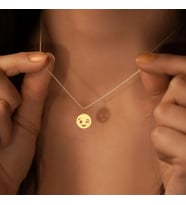Kişiye Özel 925 Ayar Gümüş Çift Renk Emoji Göz Kırpan Surat Kolye