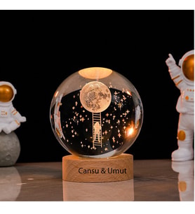 Kişiye Özel Işıklı Ahşap Kaideli Aya Çıkan Astronot Cam Küre 8cm*6cm