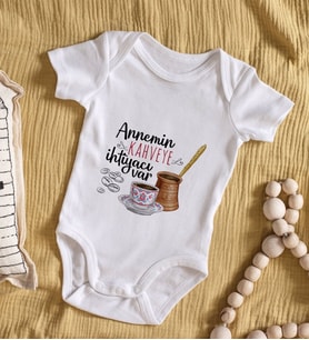 BK Kids Annemin Kahveye İhtiyacı Var Tasarımlı Bebek Body Zıbın - Model 1