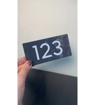 Minimal Parlak Antrasit Pleksi Kapı Numarası