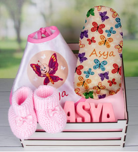 eJOYA Ahşap Sandıkta Kişiye Özel Önlük Battaniye Taş İsimlik Ve Patik Bebek Hediye Seti 109751 (Pembe)