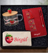 Kişiye Özel Çilekli Hediye Seti – İsimli Defter, Cam Kupa, Kalem & Bez Çanta (Kırmızı)