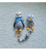 Amigurumi Mavi Takılı Penguen Yenidoğan Uyku Arkadaşı  Emzik Zinciri ve Çıngıraklı Diş Kaşıyıcılı Set
