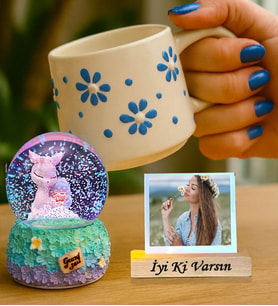 Kişiye Özel Ceylanım Işıklı Kar Küresi & El Yapımı Mavi Daisy Kabartmalı Kupa