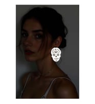 Beyaz Reflektörlü Kurukafa Gotik Küpe, Tarz Lazer Kesim Küpe