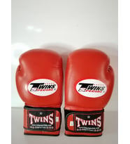 Twins marka Deri Boks Eldiveni Mavi renk cırtlı model Orjinal Dana derisidir İTHAL ÜRÜNDÜR profesyonel sporcular için uygundur. 10-12-14 16 OZ büyüklükte İstediğiniz Bedeni msj ile bildiriniz