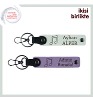 Nota Temalı İsimli Deri Anahtarlık Seti, Müziğin İçinde Yaşayanlara, Adını Yazdır, Beyaz-Mor Menekşe