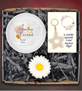 Anneler Günü Kişiye Özel Kahve Fincanı&Papatya Mum&İnci Anahtarlık Hediye Kutusu