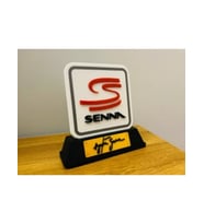 🏁 Formula 1 Ayrton Senna Logolu ve İmzalı Masa Dekoru – Efsaneye Saygı
