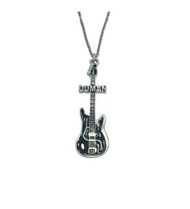 Duman Grubu Temalı Gitar Kolye – Metal - 60 cm Zincirli Rock Aksesuar (Gümüş)