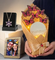 Kişiye Özel Fotoğraflı Led Işıklı Aynalı Kelebek Buketi ve Gerçek Ametist Taşlı Lotus Kolye (Pembe)