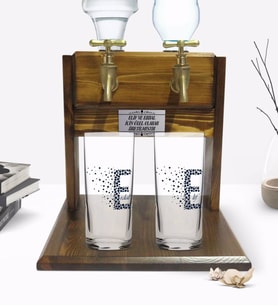 BK Gift Kişiye Özel Renkli Baskılı Harf Tasarımlı İkili Rakı Bardağı ve Çift Musluklu Doğal Ahşap Rakı Standı-5 (Model 1)