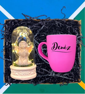 Kişiye Özel Hediye Seti / İsimli Pembe Kahve Kupası ve Beyaz Melekli Işıklı Fanus