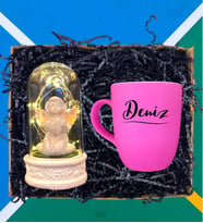 Kişiye Özel Hediye Seti / İsimli Pembe Kahve Kupası ve Beyaz Melekli Işıklı Fanus
