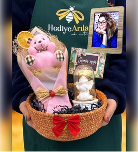 Size Özel Fotoğraflı Hediye Sepeti  Pembe Ayıcıklı Buket, Işıklı Beyaz Melekli Fanus