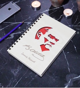 Kişiye Özel Mustafa Kemal Atatürk Desenli Ahşap Kapaklı Defter - İsme Özel -  A5 60 Yaprak (120 SAYFA) (Kırmızı)