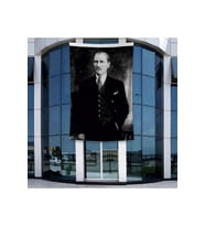 Siyah Takım Elbiseli Mustafa K. Atatürk Poster Bayrak Raşel Kumal 4x6 metre ATA39