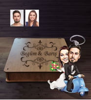 Kişiye Özel Vespa Motorcu Sevgili Karikatürlü Ahşap Anahtarlık Kutulu  Mod-4