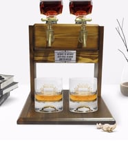 BK Gift Kişiye Özel Renkli Baskılı İsimli İkili Viski Bardağı ve Çift Musluklu Doğal Ahşap Viski Standı-18 (Model 1)
