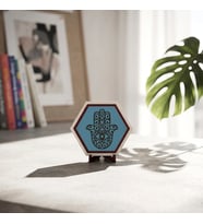 Minimalist Hamsa tasarımlı masaüstü aksesuarı, çalışma masalarınıza zarif bir dokunuş katan özgün bir parça 10x10 cm, Gök Mavi