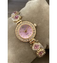 Garantili Zirkon Taşlı Minimal Metal Kordon Altın Gold Pembe Renk Kadın Kol Saati Zarif Sevdiklerinize Aileye Hanıma Eşe Sevgiliye Anneye Halaya Ablaya Teyzeye Kız Kardeşe Hediye Yılbaşı Doğum Günü Hediyesi