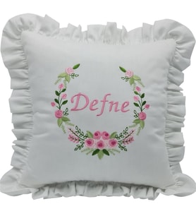 İsimli  Rococo Laruel Desenli Takı Yastığı Pembe işlemeli Fırfırlı Beyaz 40x40 cm (Beyaz)