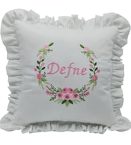 İsimli  Rococo Laruel Desenli Takı Yastığı Pembe işlemeli Fırfırlı Beyaz 40x40 cm (Beyaz)