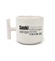 Sanki Herkes Hayatını Yoluna Sokmuşta Baskılı Beyaz Kulplu T Kupa