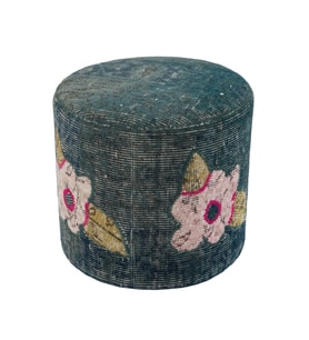 YEŞİL RENGİ ÇİÇEKLİ DESEN EL DOKUMA YÜNLÜ PUF 35X40 CM