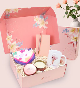 Kişiye Özel Rose Tükenmez Kalem & Baskılı Kupa & Pembe Metal Kutulu Mum & Dikişli Mini Not Defteri & Tasarım Fular Hediye Seti