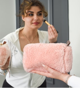 Fermuarlı Peluş Makyaj Çantası (Uzun Tüylü) – Kadınlar İçin En Yeni Makyaj Çantası Modelleri (Pembe)