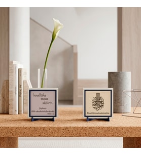 İnnallâhe Meas Sâbirîn Tasarımı ve Arapça Besmele İşlemeli İkili Masaüstü Figürü Kalıcı Bir Anı Bırakmak İsteyenlere Unutulmaz Bir Seçenek 10x10 cm, Pudra - Yavru Ağzı