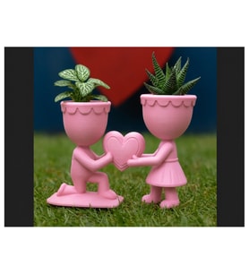 Alvera Aşk Saksısı – 3D Baskı Kalp Tutan Çift Figürlü Dekoratif Saksı - Pembe