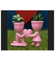Alvera Aşk Saksısı – 3D Baskı Kalp Tutan Çift Figürlü Dekoratif Saksı - Pembe