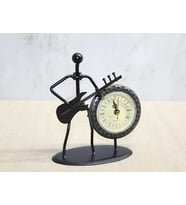 Metal Saatli Gitar Çalan Müzisyen