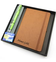 Signator® Codex  N314 Kişiye Özel Defterli Set - İsme Özel Açık Yeşil Dolma Kalem + İsme Özel Kahverengi Defter + Yedek Kartuş İsme Özel Kutusunda Hediyelik Set (Karışık)