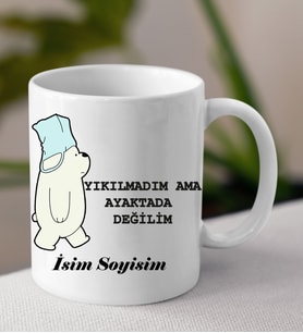 Komik - Esprili Kupaa YIKILMADIM AMA AYAKTTADA DEĞİLİM Tasarımlı İsim Soyisim Yazılı Kişiye Özel Kupaa Bardakk