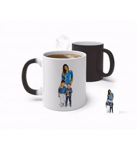 BK Gift Kişiye Özel Tam Boy Anne ve Oğullar Karikatürlü Sihirli Kupa Bardak-1 (Beyaz)