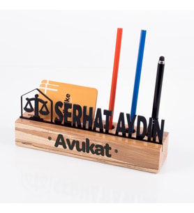 Avukatlara Özel Masif Kayın Ahşap Masa İsimliği Kartvizitlik ve Kalemlikli Masaüstü İsimlik Standı (Ceviz)