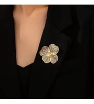 🌸 Altın Renk Şık ve Zarif ve Benzersiz Çiçek Desenli, Gizli Lüks Tasarımlı Çelik Broş 🌸