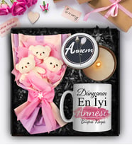 Anneler Gününe Özel Üçlü Peluş Ayıcık Buketi & Kişiye Özel Kupa & Özel Tasarım Mum Hediye Seti (Pembe)