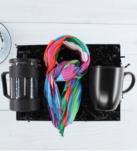 Renkli Fular & Siyah Kupa & French Press