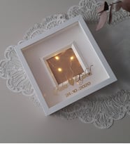 25x25 cm Verda Anı Çerçevesi İsim Tarihli ve Ledli-Derin Çerçeve-Hediyelik Kişiselleştirilmiş Çerçeve