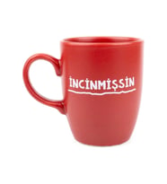 İncinmişsin Kırmızı Palto Kupa Bardak