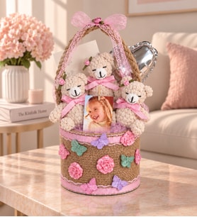 Ng Gifts Premium Çiçek ve Kelebek Süslemeli Silindir Sepette Kişiye Özel Fotoğraflı 3’lü Amigurumi Ayıcık Buketi