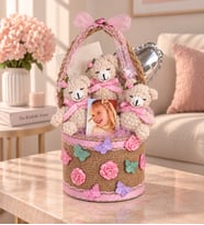 Ng Gifts Premium Çiçek ve Kelebek Süslemeli Silindir Sepette Kişiye Özel Fotoğraflı 3’lü Amigurumi Ayıcık Buketi