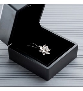 925 Ayar Gümüş Işıklı Kutuda Beyaz Lotus Çiçeği Kolye