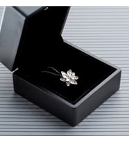 925 Ayar Gümüş Işıklı Kutuda Beyaz Lotus Çiçeği Kolye